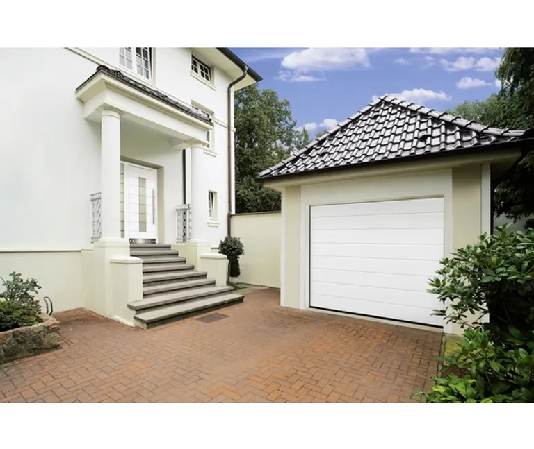Hörmann Garagentor Sektionaltor Renomatic Light M-Sicke Woodgrain Verkehrsweiß – Elegante Funktionalität für Ihre Garage