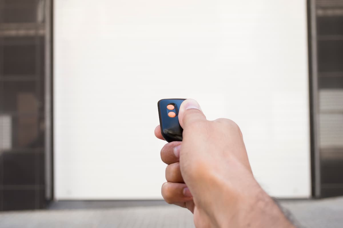 Kann Man Garagentor Mit Toröffner Per Hand Öffnen? Alles, was Sie darüber wissen müssen