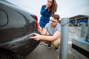 Nachbarauto Mit Garagentor Zerkratzt – Welche Versicherung Bezahlt? Alles Wichtige im Schadensfall