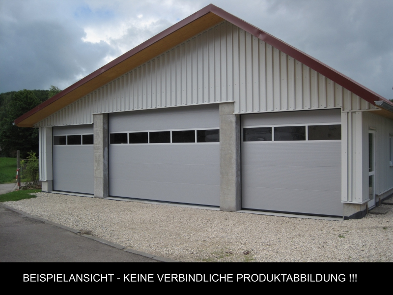 Garagentor In Weißaluminium Bei Starker Sonneneinstrahlung