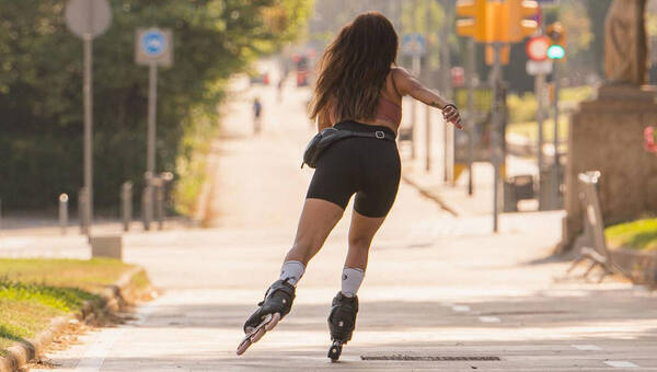 Frau Fährt Mit Skates Gegen Garagentor