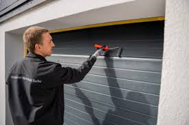 Lösen von Lack auf einem Garagentor – Ursachen & Lösungen