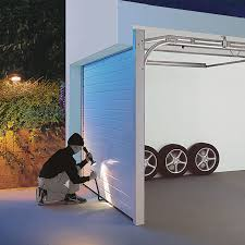 Mechanische Schutzeinrichtungen für Garagentor gegen Einbruch