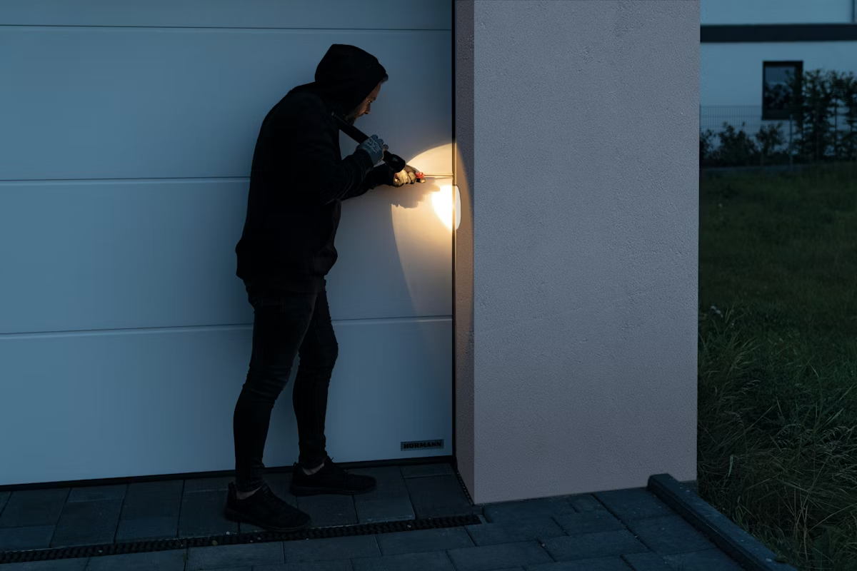 Schwerem Diebstahl ohne Einbruchspuren beim elektrischen Garagentor