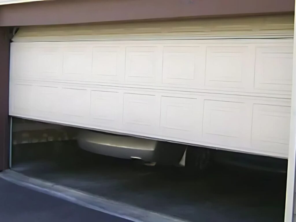 Schäden am Haus durch Zuschlagen Garagentor – Ursachen & Lösungen