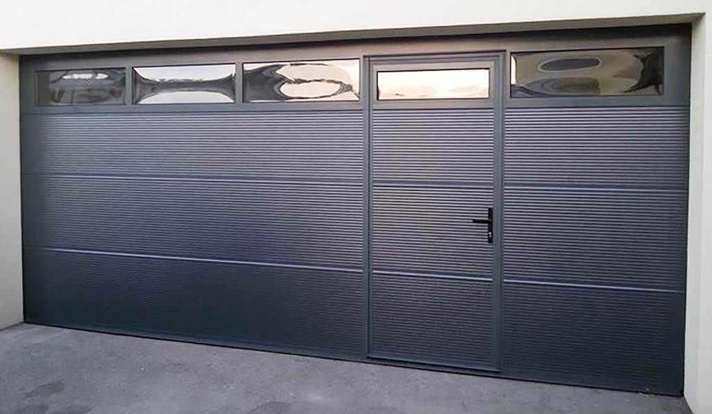 Elektrisches Garagentor Mit Integrierter Tür
